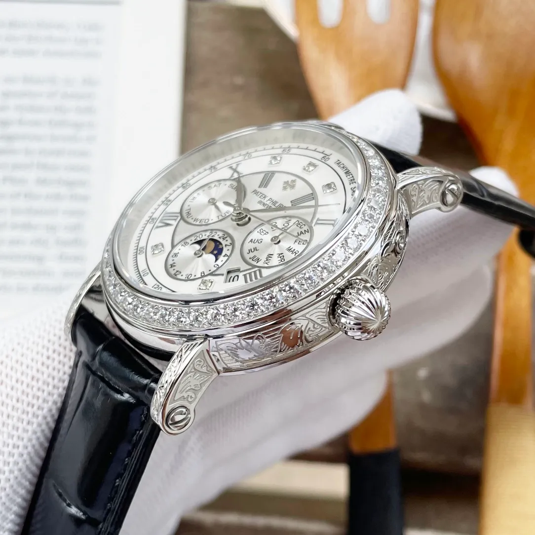 【Top Replica】💰6400! Patek Philippe's complex function series - pure handmade - carved watch - makes a stunning debut. The 42 mm diameter is suitable for the public male hand, and it is very suitable for business and leisure. The entire watch case is hand-carved with patterns, which has a strong visual impact and is unforgettable. The physical texture is more beautiful.      1⃣️With imported 9100 multi-function movement (zero repair) function (24 hours, week/star/month), this watch has a 38-48 hour power reserve. 2⃣️Imported 316L stainless steel, using 18k quality furnace vacuum plating! 3⃣️Paired with exclusive custom-made square scale cowhide strap 4⃣️Wear-resistant and scratch-resistant sapphire glass mirror! 5⃣️30-meter daily waterproof level. Patek Philippe is simple but not simple! The quality of the actual shooting is the same!